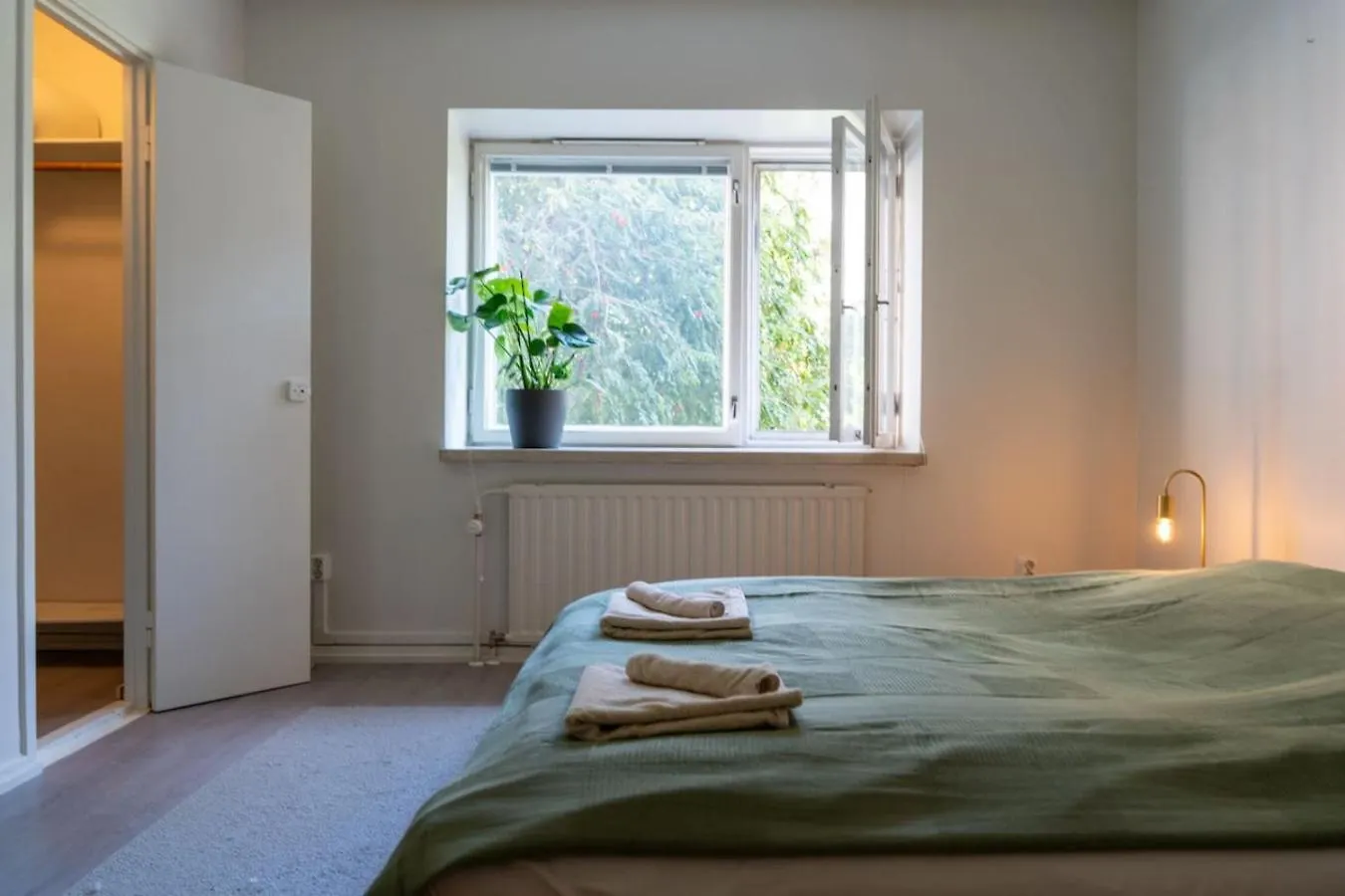 Bright, Lush And Comfortable Apartment In Kallio Helsinki