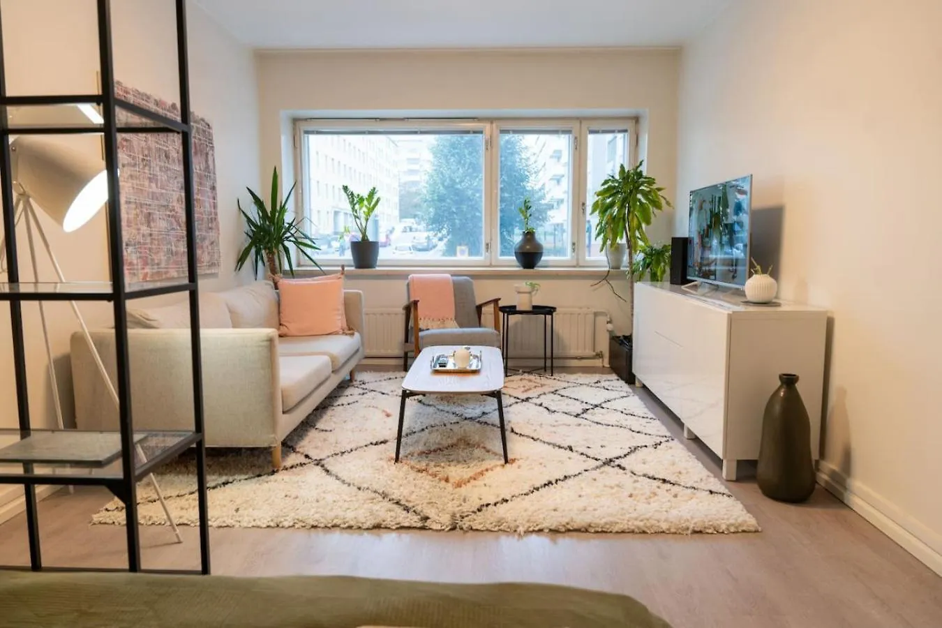 Bright, Lush And Comfortable Apartment In Kallio Helsinki