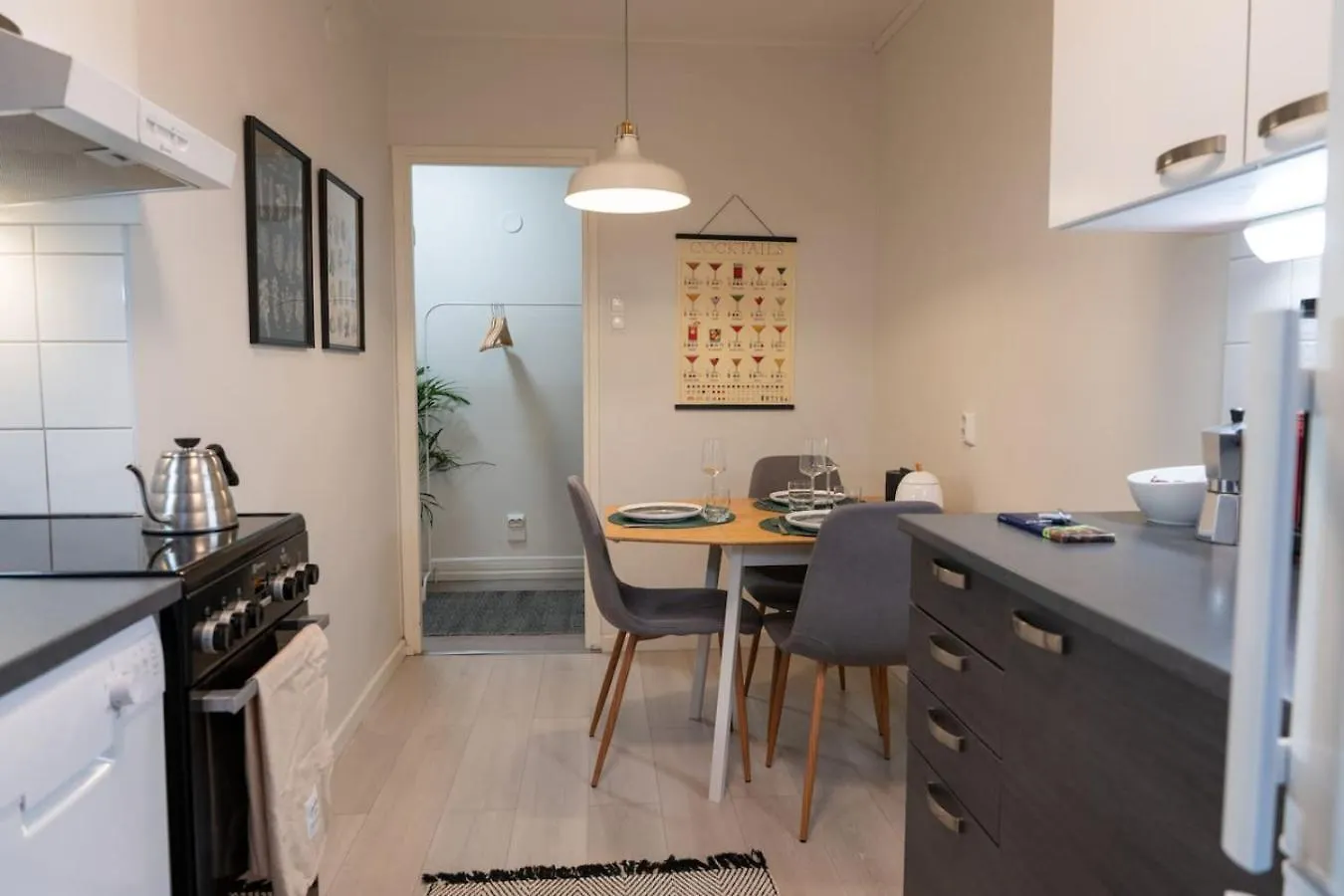 Bright, Lush And Comfortable Apartment In Kallio Helsinki Finland