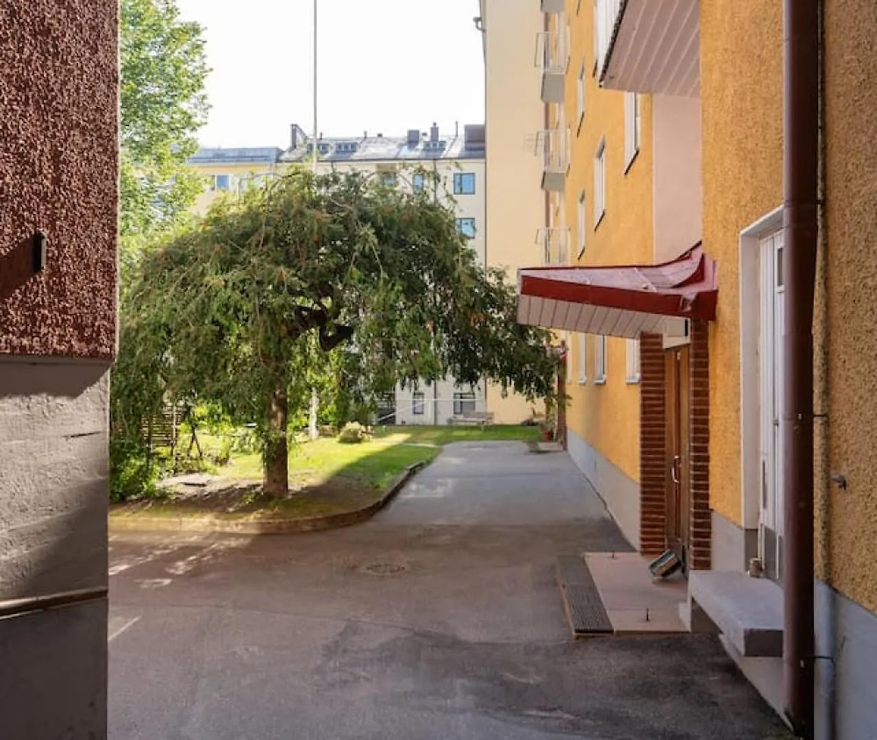 Bright, Lush And Comfortable Apartment In Kallio Helsinki